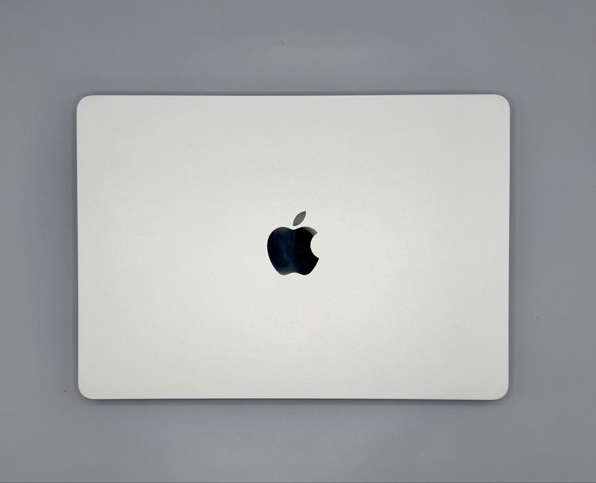 Macbook Air 13” / 256 GB / 16 GB RAM / M3 / Silver / Baterie 86% / 505 Cicluri / Excelent / Garantie 12 muni