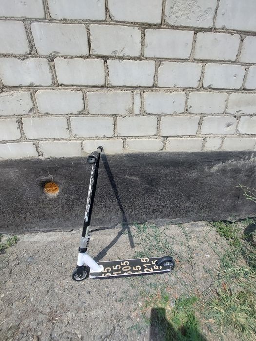 Продам самокат черно белый