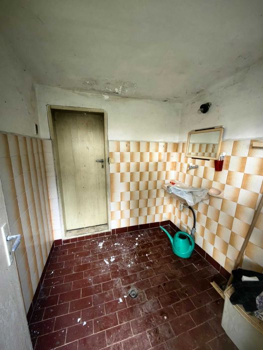 Едноетажна къща с голям двор в централната част на с. Ясеновец