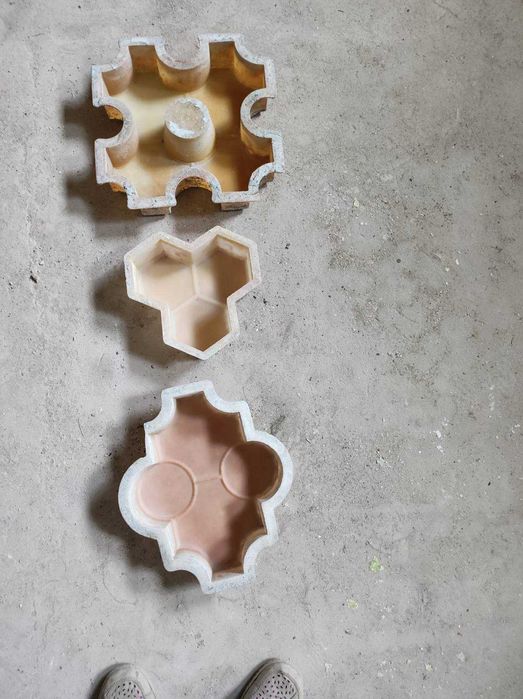 Пластмасови калъпи за бетонови изделия, вибрац. маса, 2 трансформатора