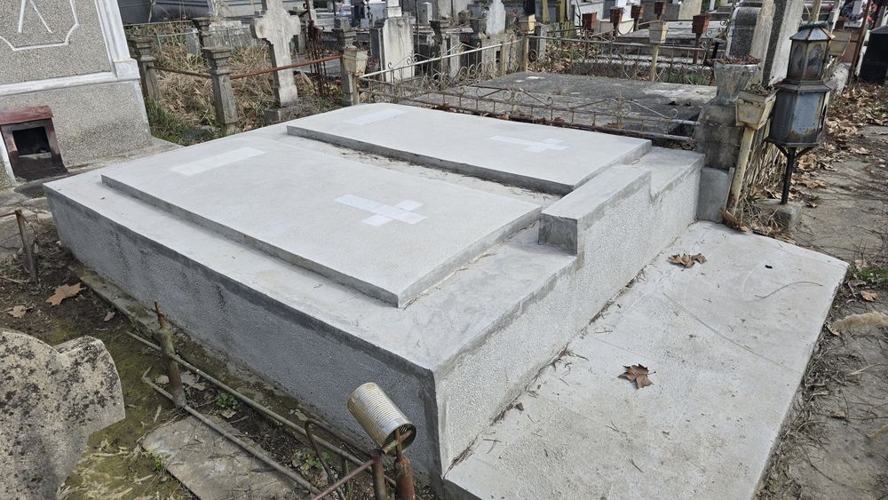 Vand 2 cripte Cimitirul SFANTU  GHEORGHE Pitesti