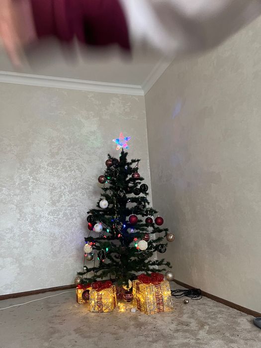 Продам свою новогоднюю ёлку (со звездой) 180 м