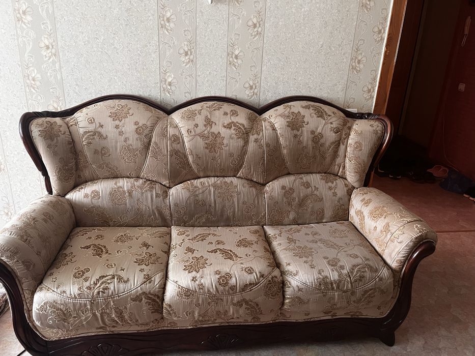Продам диван с двумя креслами