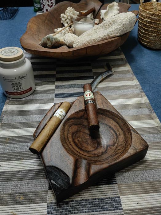 Арт пепелник за пури