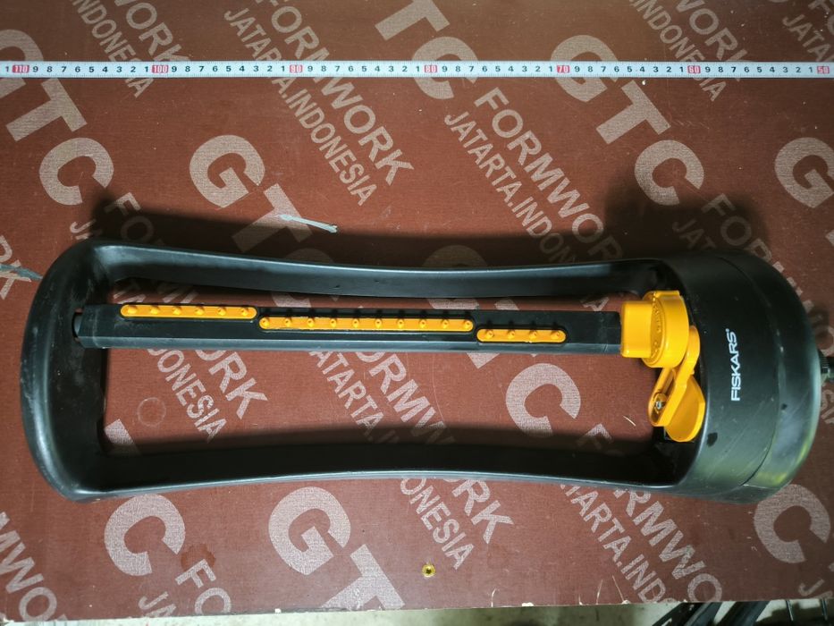 Метална разпръсквачка за градина | Fiskars