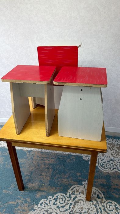 Стол и табуретки