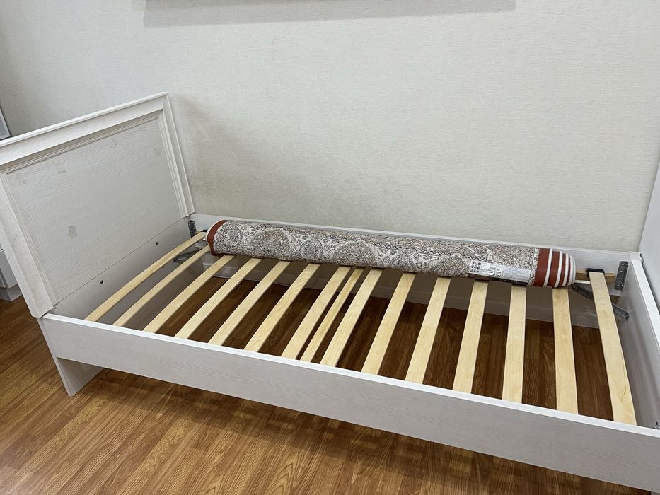 Две кровати и две полочки