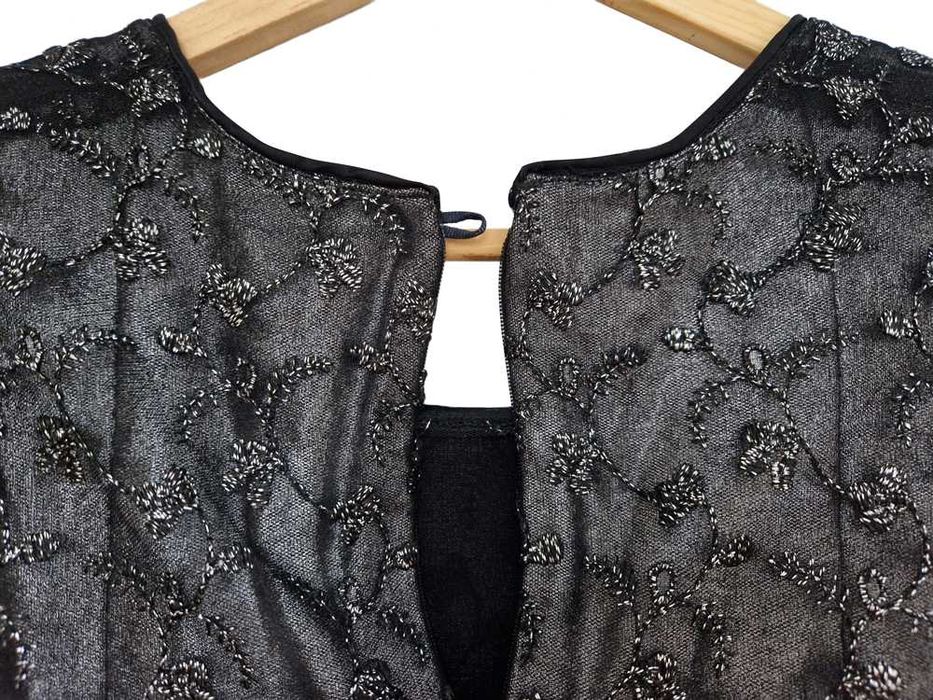 Красива рокля с изящна бродерия по цялата дължина, размер L