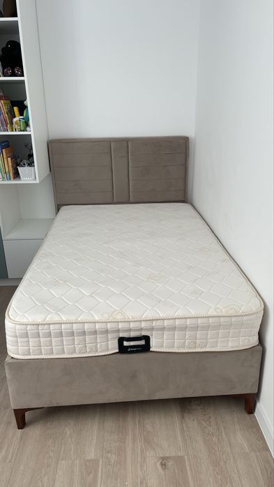 Pat tapițat bej cu saltea și ladă de depozitare