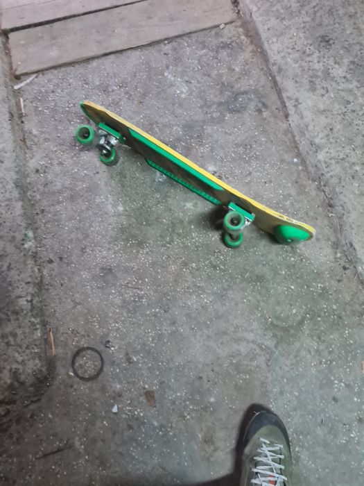 Vând  skateboard  cu 4 roti