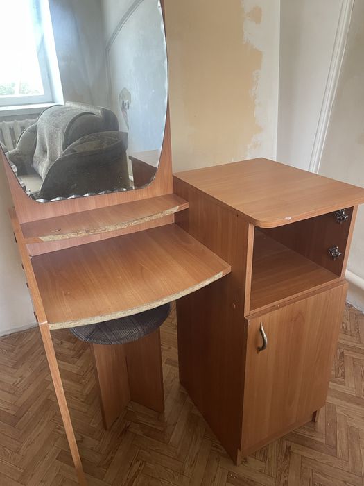 Продам туалетный столик