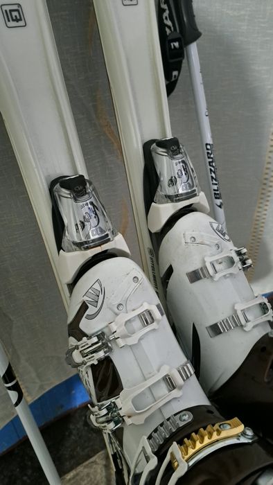 Vînd set ski +clăpari + bețe.