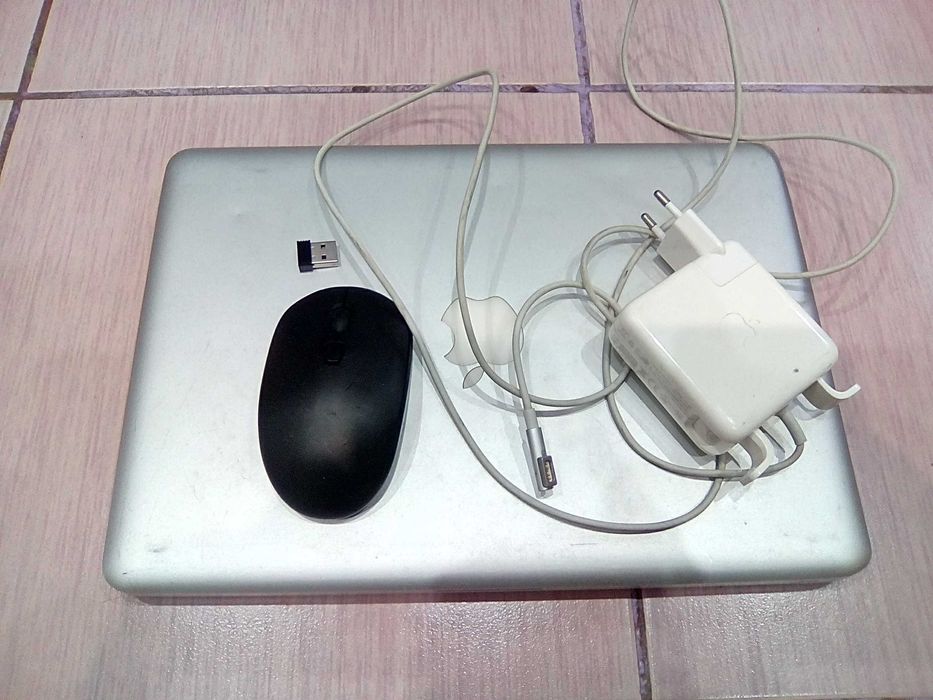 MacBook(13.3-inch)/Intel Core 2 Duo,2GHz/4gb RAM/500 GB HDD/El Capitan