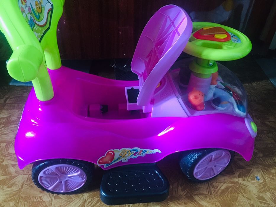 Продам машинку для девочки