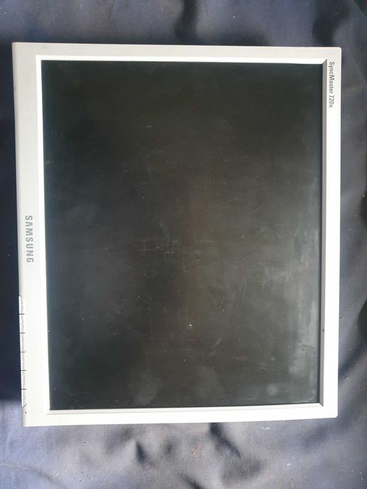 6 броя монитори ,три работещ и три за части