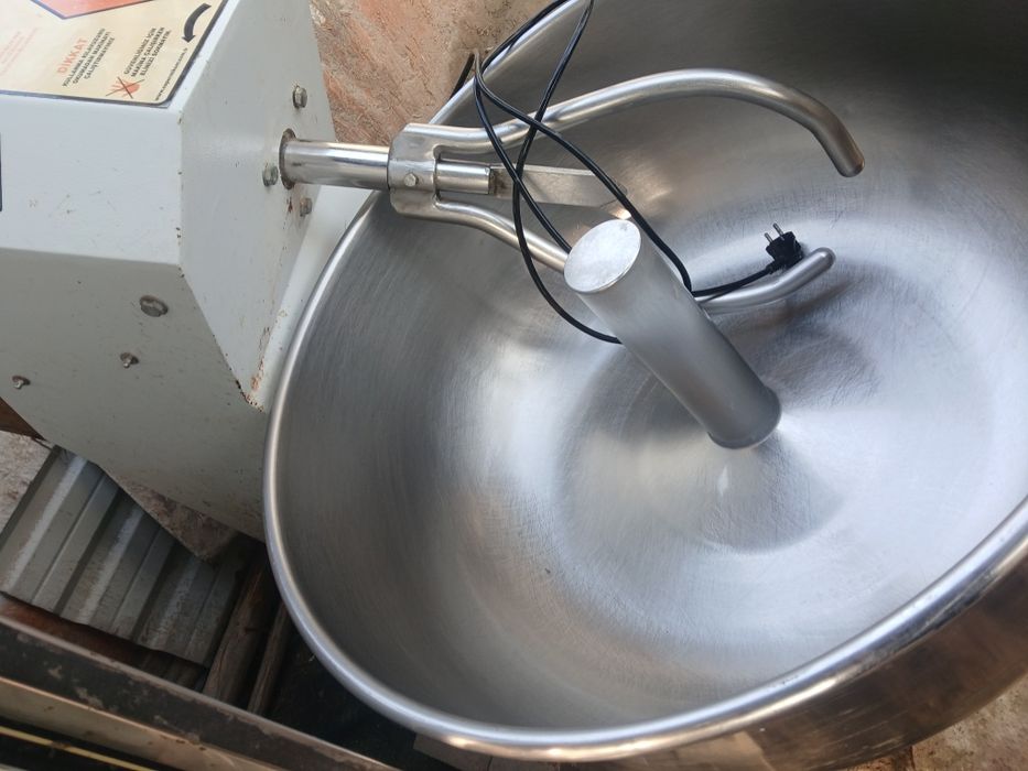 Elektro duxovka va hamirqorigich 180ta buxonka qoliplari bilan sotilad