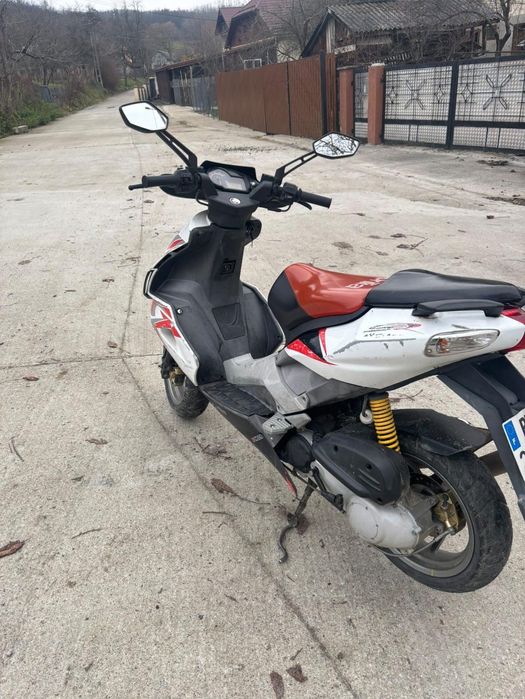 Vând sau schimb scuter aprilia SR cu acte de Franța în perfectă stare