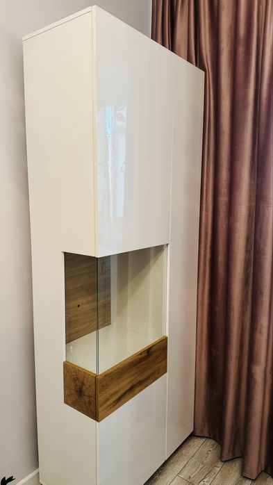 Шкаф-витрина для посуды