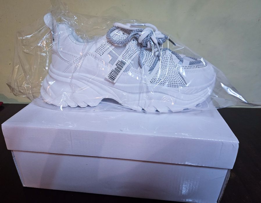 Adidasi albi. Nu sunt purtați