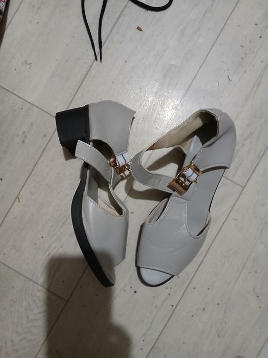 Продам листаем много обуви