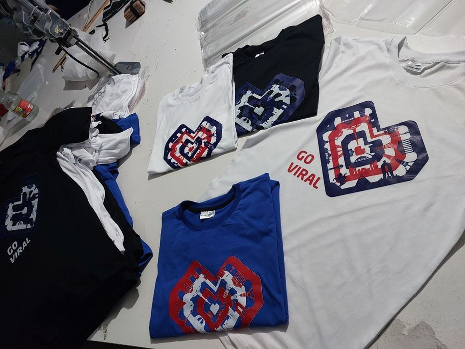 В наличии есть футболки разного качества ткани пошив экспортный оптом