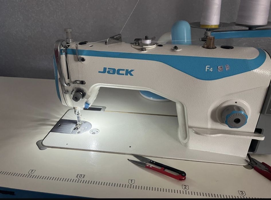 Швейная машина F4