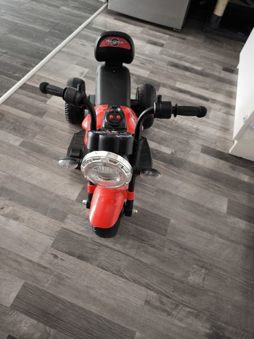 Vând motocicleta electrica cu 3 roti, pentru copii
