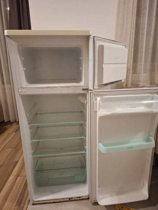 Хладилник с фризер Electrolux – работещ, компактен