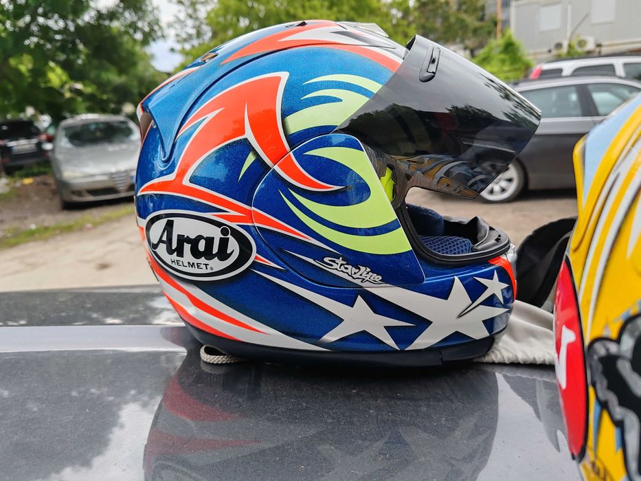 Мото каски, ботуши, екип от 2 части и раници.