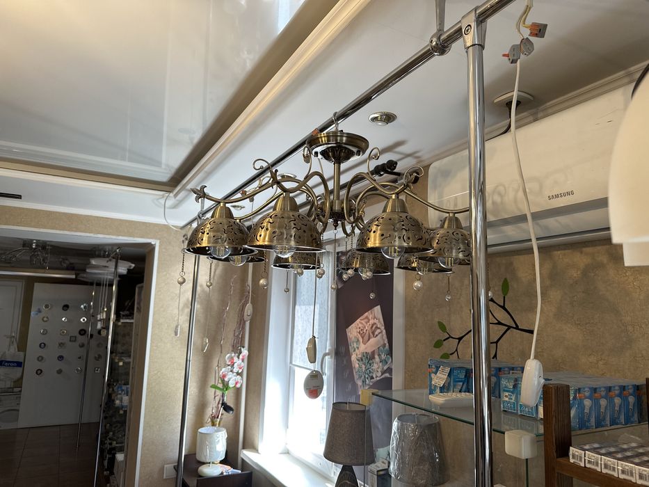 Продам люстру на восемь лампочек.