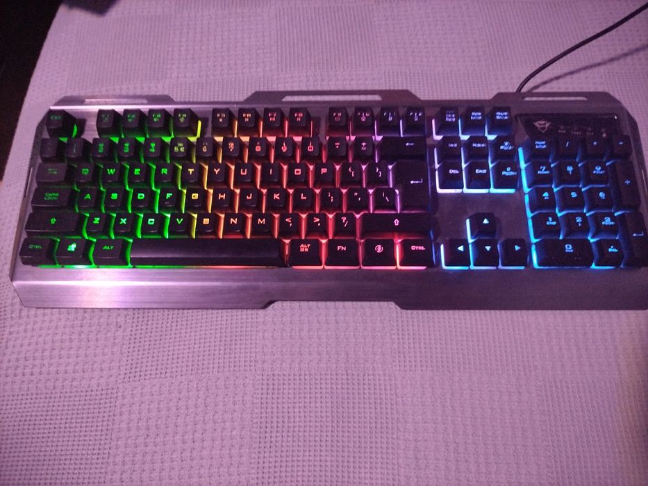 Продавам клавиатура cact