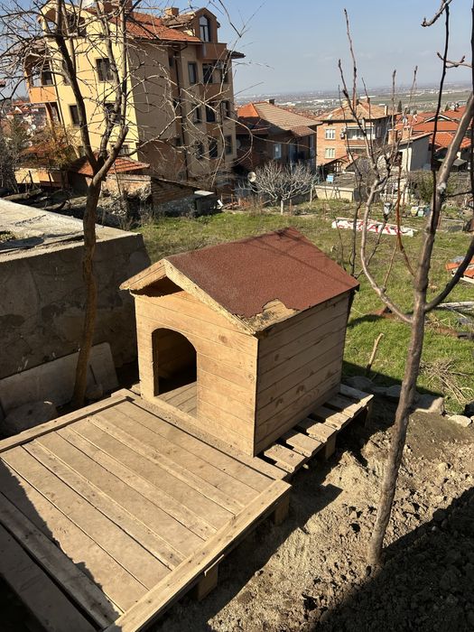 Дървена къща за голямо куче
