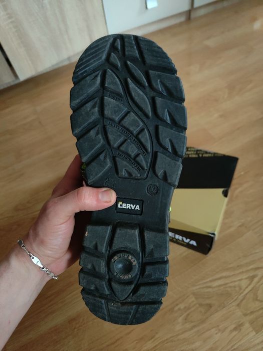 Sandale cu bombeu metalic