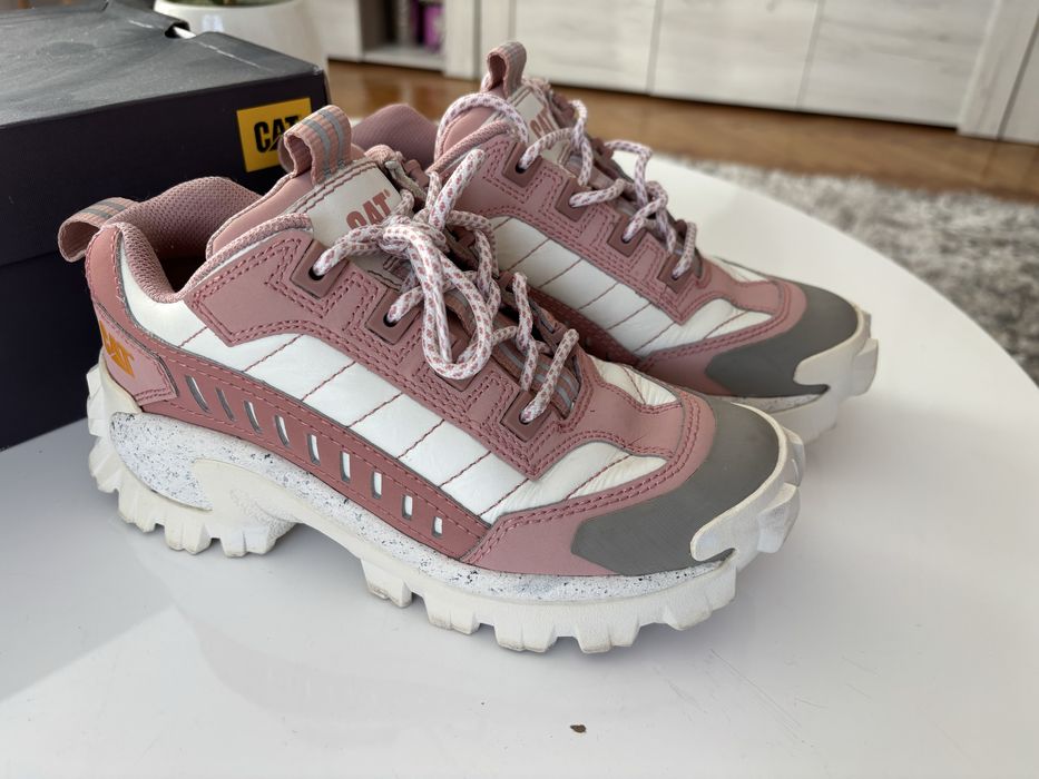 Sneakers caterpillar