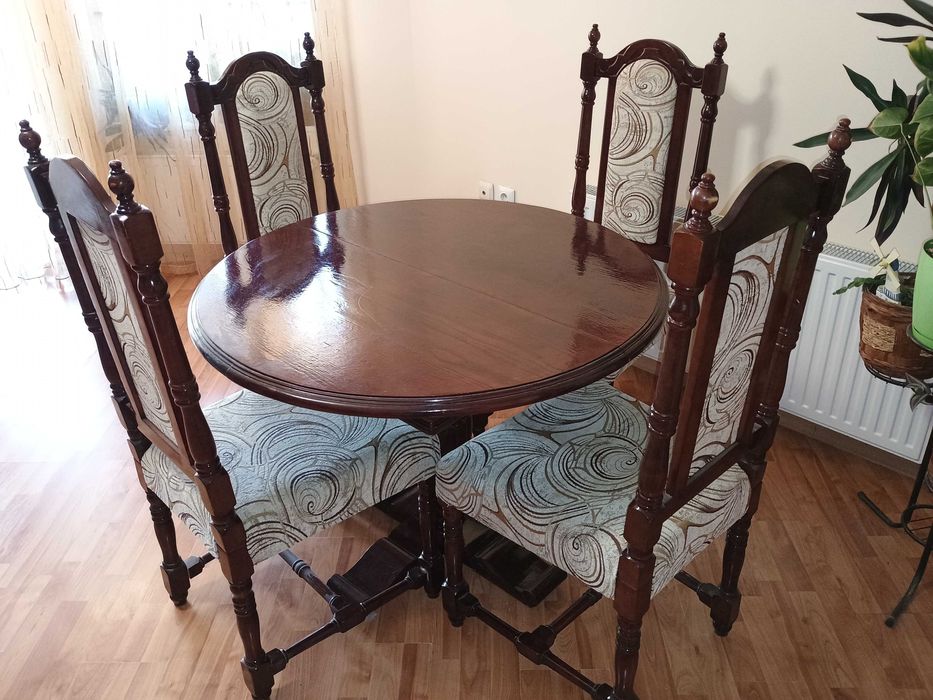 Разтегателна маса и столове