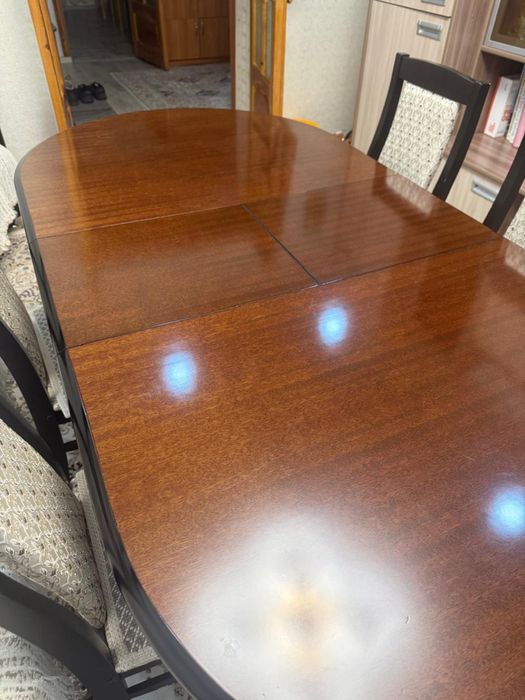 Продам стол для гостинной.