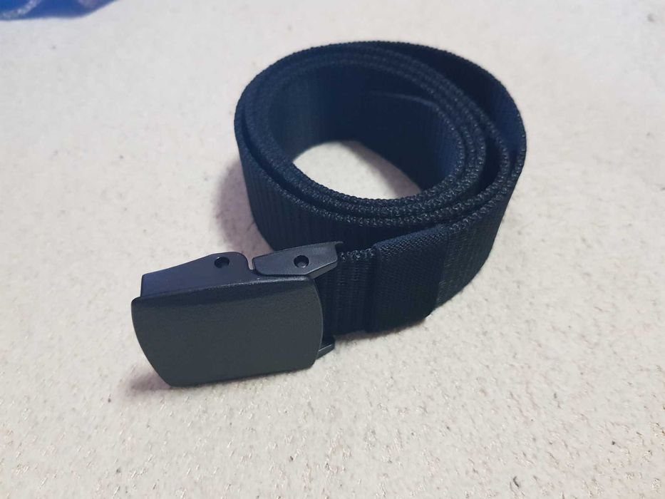 мъжки черен колан с автоматична пластмасова тока, лек и удобен