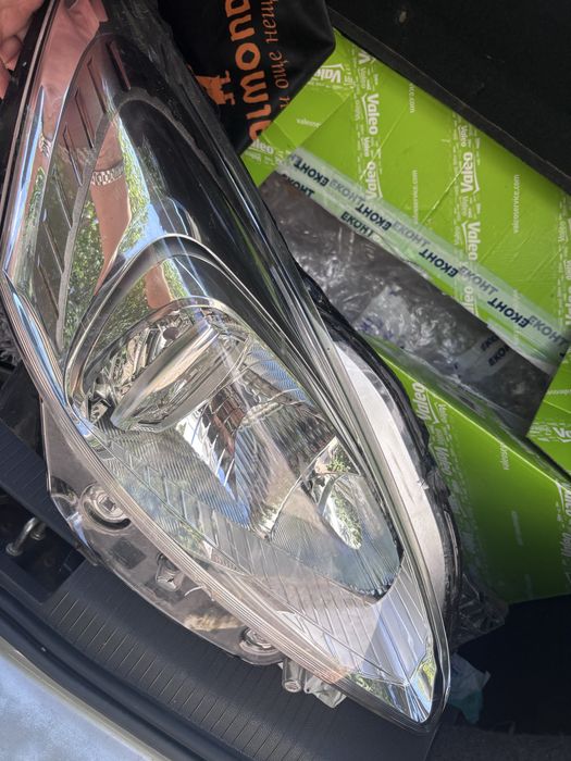 Продавам десен фар за Пежо 508