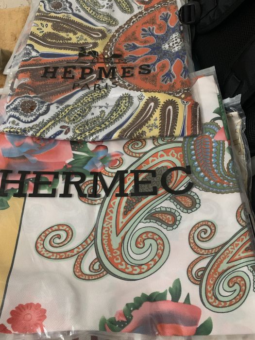 Кепки с орнаментом, платки