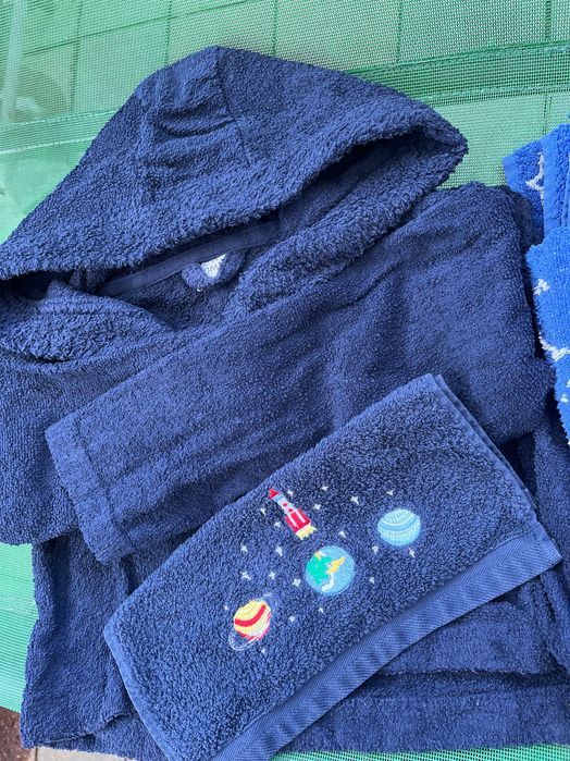 Халат махровый 6/7л , полотенца набор .