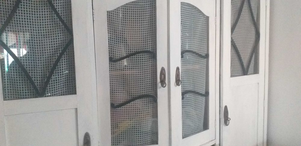 Credenț alb cu negru