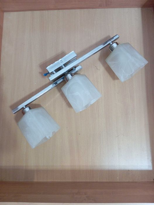 Люстра кухонная из трёх плафонов, матовые белые плафоны