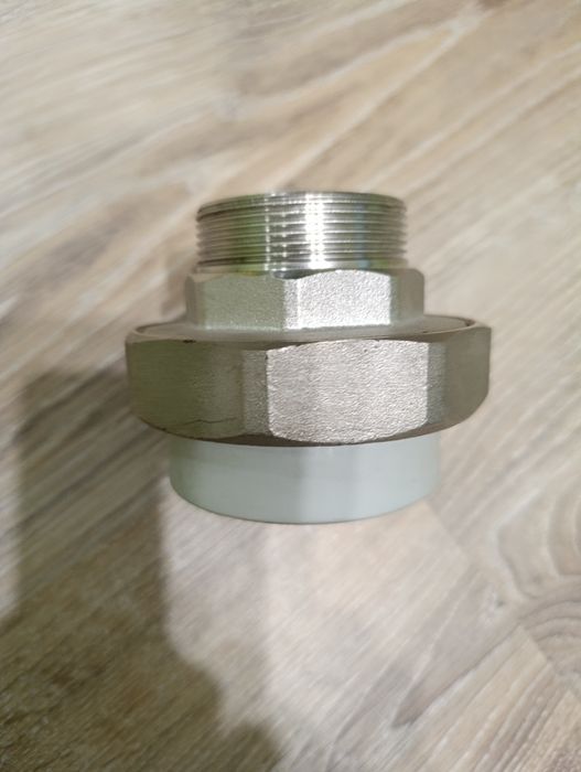 Продам фитинг американку.