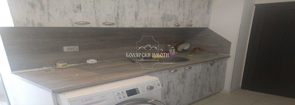 Самостоятелни стаи от голям апартамент под Полицията