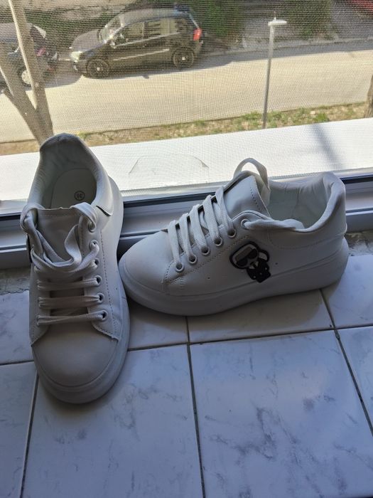 Vând în Pitești și București adidași copii, unisex!