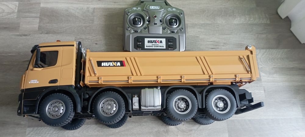 Камион HUINA с дистанционно управление. Реплика на Mercedes Actros..