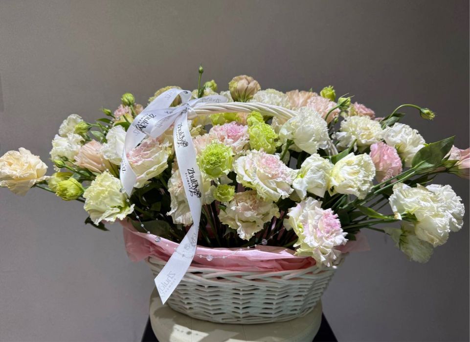 Продаю букет цветов в корзине