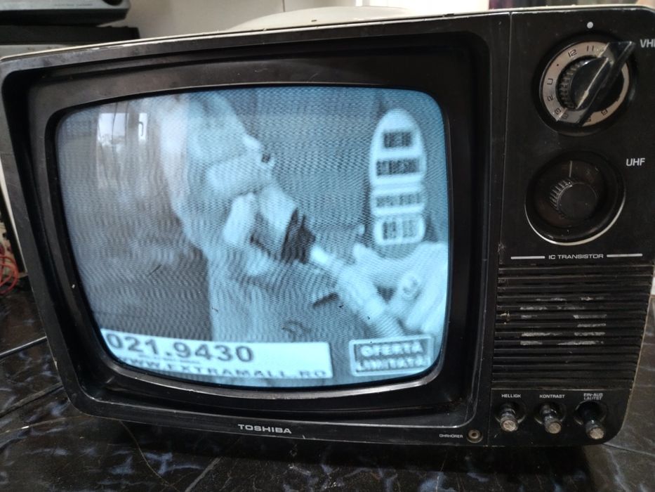 alb negru cu tub Toshiba