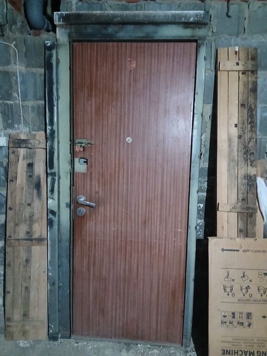 Железная дверь..