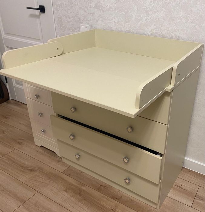 Комод и перинательные стол